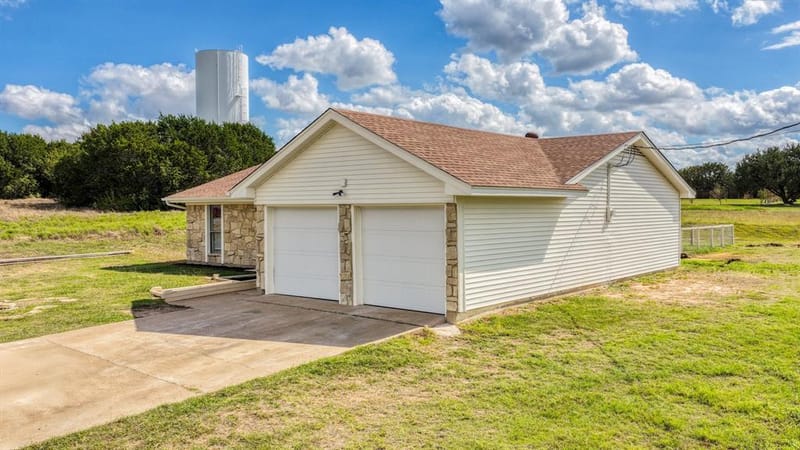 901 W Apache Trail, Granbury TX 76048 - Photo 4