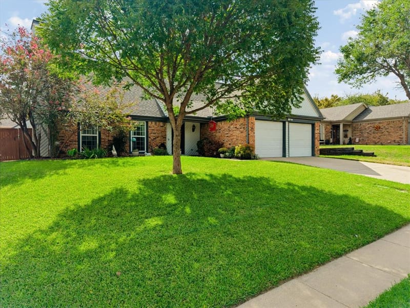 208 Wildbriar Street, Euless TX 76039 - Photo 3
