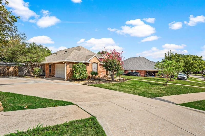 7613 Woodhaven Drive, North Richland Hills TX 76182 - Photo 4
