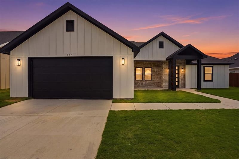 544 Highview Court, Godley TX 76044 - Photo 2
