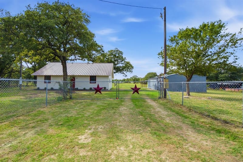 517 Sandy Oaks Road, Springtown TX 76082 - Photo 8