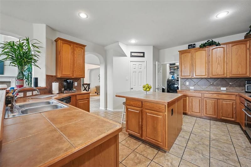 421 Roundrock Lane, Fort Worth TX 76140 - Photo 5
