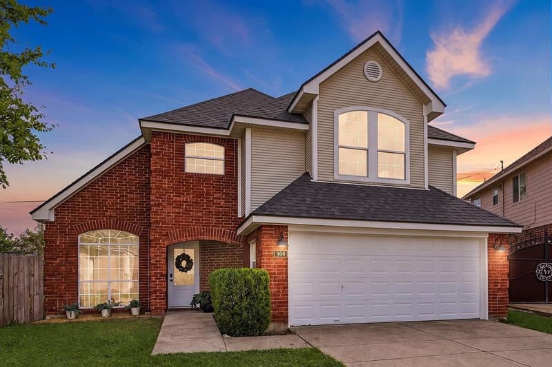 900 Blossomwood Court, Arlington TX 76017 - Photo 4