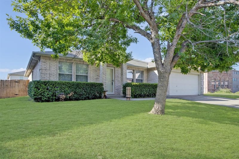 729 Raven Drive, Saginaw TX 76131 - Photo 2