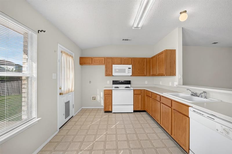 729 Raven Drive, Saginaw TX 76131 - Photo 18
