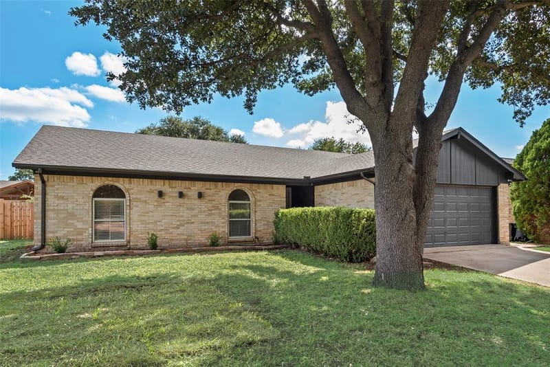 3021 Meadowmoor Street, Fort Worth TX 76133 - Photo 2