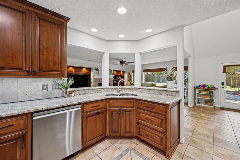 3406 Forestway Court, Arlington TX 76001 - Photo 13