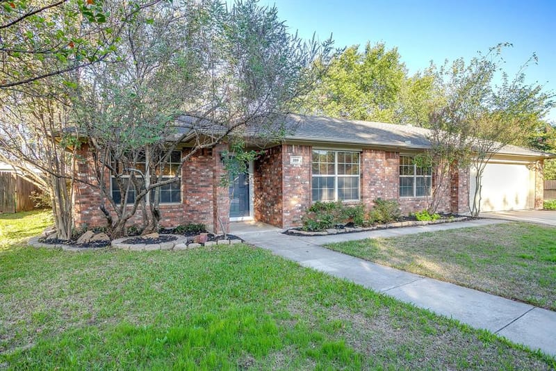 109 Briarwood Drive, Kennedale TX 76060 - Photo 2