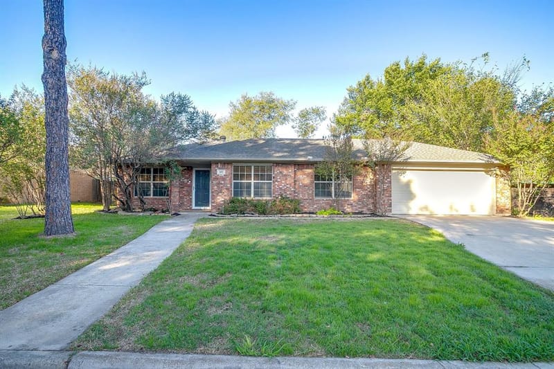 109 Briarwood Drive, Kennedale TX 76060