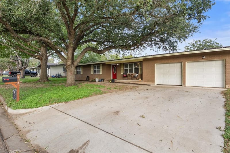 703 W Elizabeth Drive, Robinson TX 76706 - Photo 2