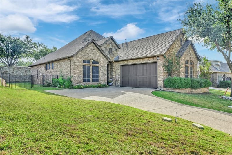 5801 Mira Lago Lane, Arlington TX 76017 - Photo 2