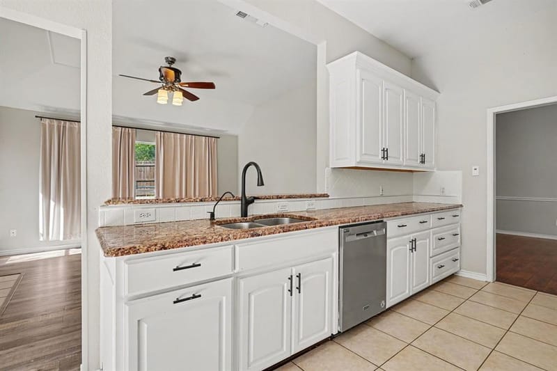 115 S Blue Bonnet Circle, Justin TX 76247 - Photo 7