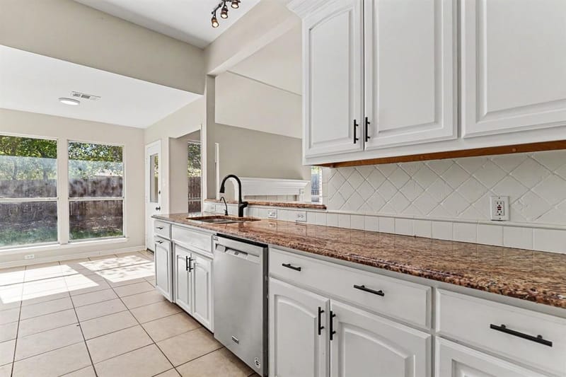 115 S Blue Bonnet Circle, Justin TX 76247 - Photo 8
