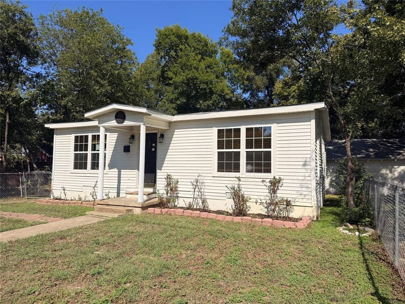 302 N Thompson Street, Hillsboro TX 76645 - Photo 2