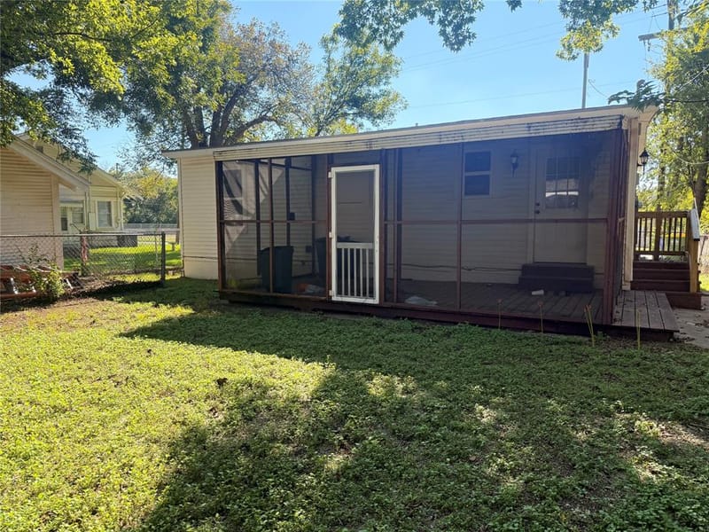 302 N Thompson Street, Hillsboro TX 76645 - Photo 5