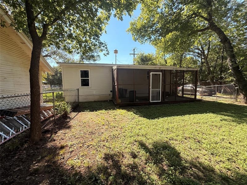 302 N Thompson Street, Hillsboro TX 76645 - Photo 4