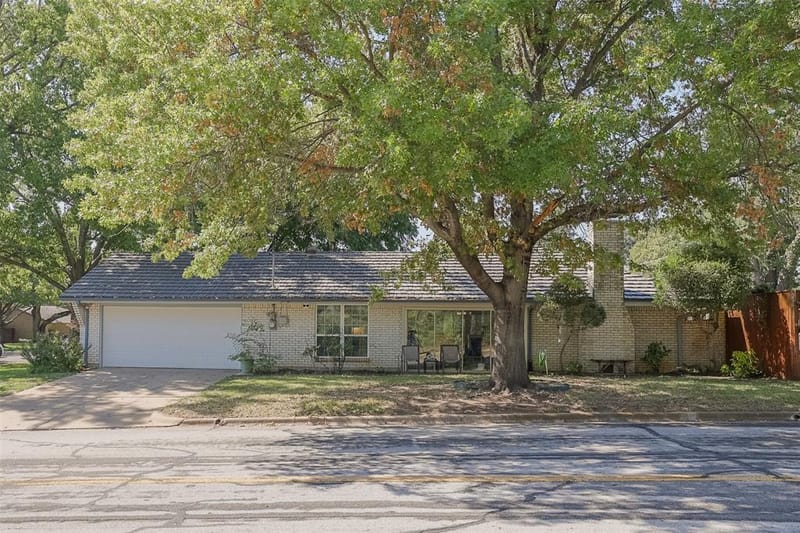 2001 Heather Way Drive, Arlington TX 76012 - Photo 2