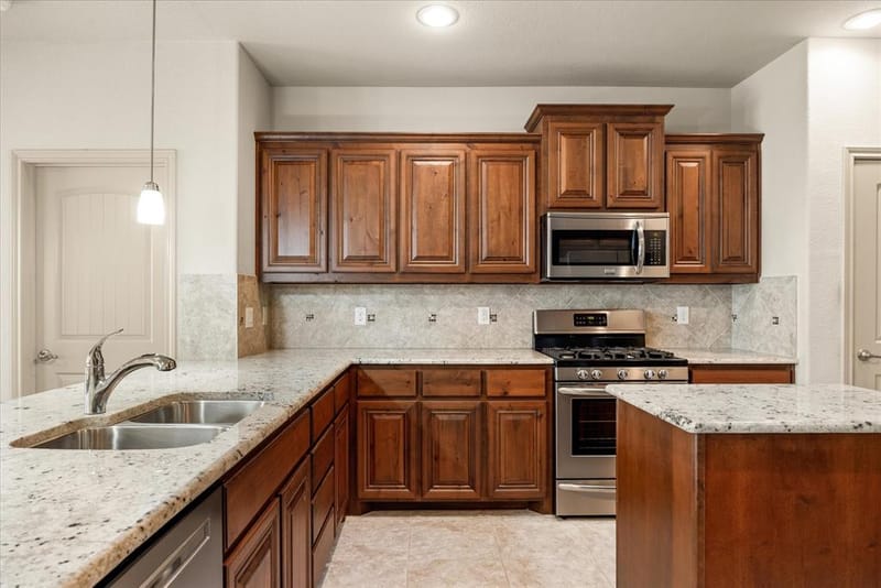 5103 Glen Meadow Drive, Arlington TX 76001 - Photo 2