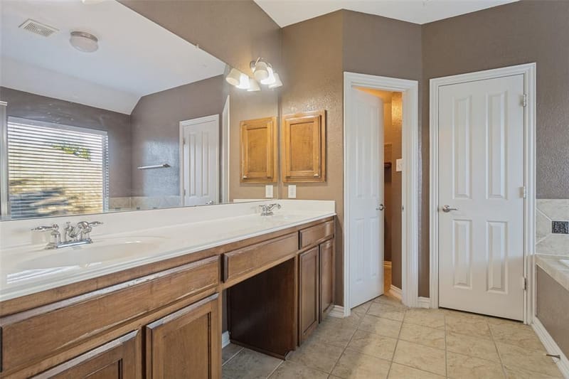 1021 Honeysuckle, Grapevine TX 76051 - Photo 17