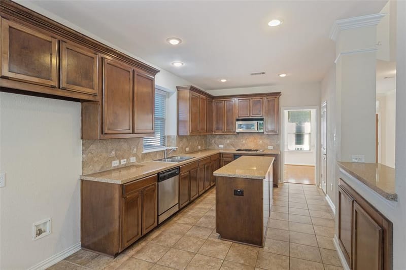 1021 Honeysuckle, Grapevine TX 76051 - Photo 7