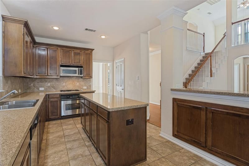 1021 Honeysuckle, Grapevine TX 76051 - Photo 8