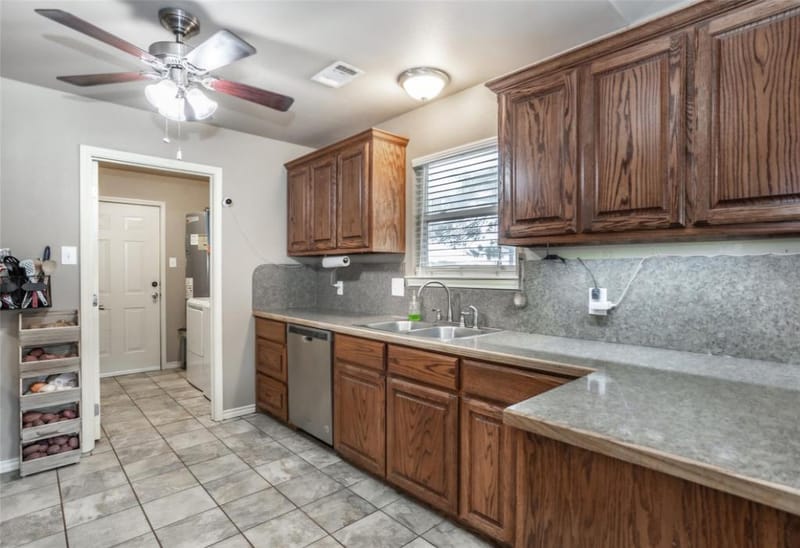 406 W Elm Street, Collinsville TX 76233 - Photo 9