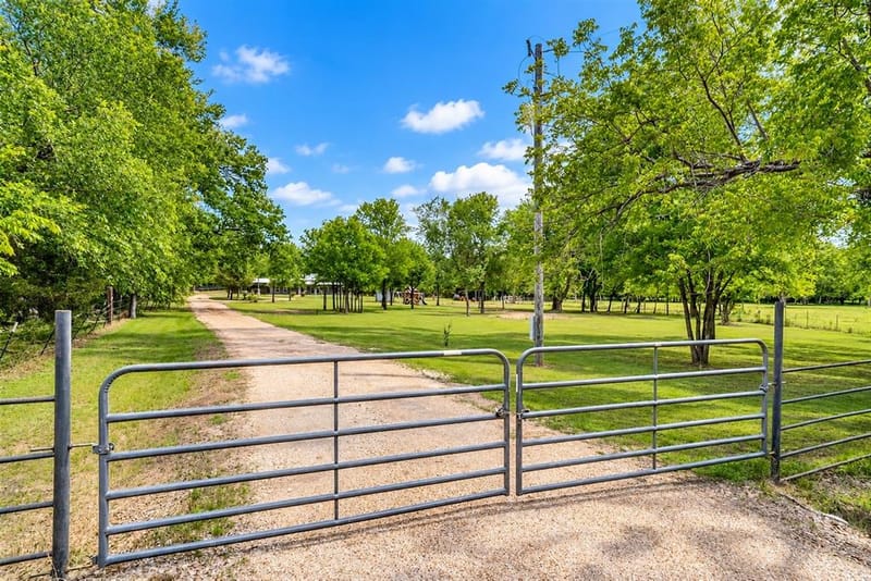 5115 County Road 423, Grandview TX 76050 - Photo 4