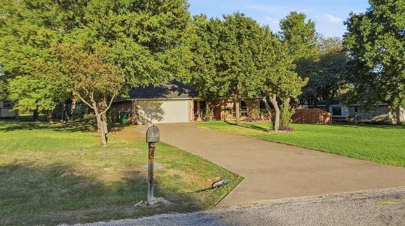 1903 W Spanish Oak Drive, Granbury TX 76048 - Photo 3