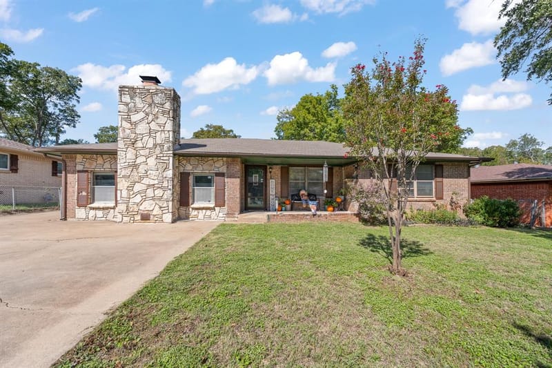 1212 Briarwood Drive, Cleburne TX 76033
