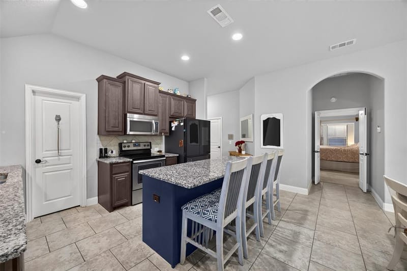 413 Lakeview Drive, Alvarado TX 76009 - Photo 8