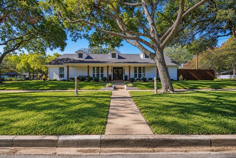 301 N Preston Street, Ennis TX 75119 - Photo 2