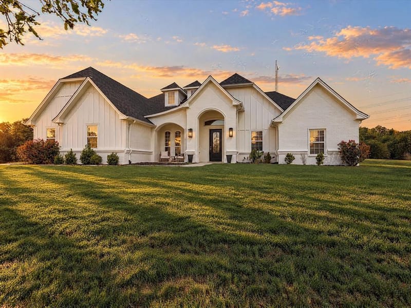 104 Silver Lakes Drive, Sunset TX 76270