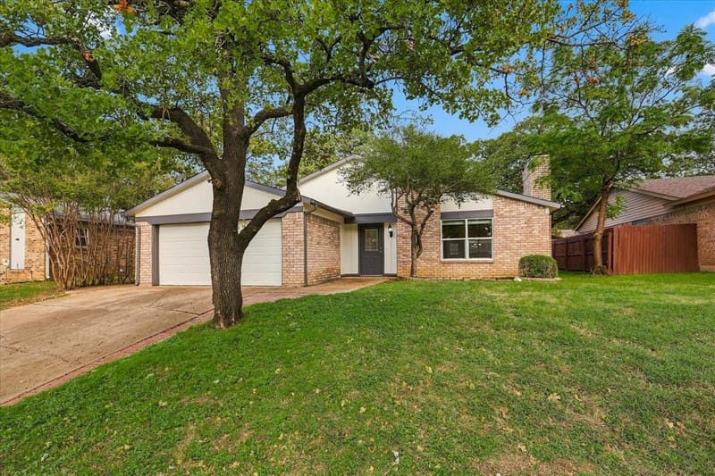 4801 Crest Drive, Arlington TX 76017 - Photo 2