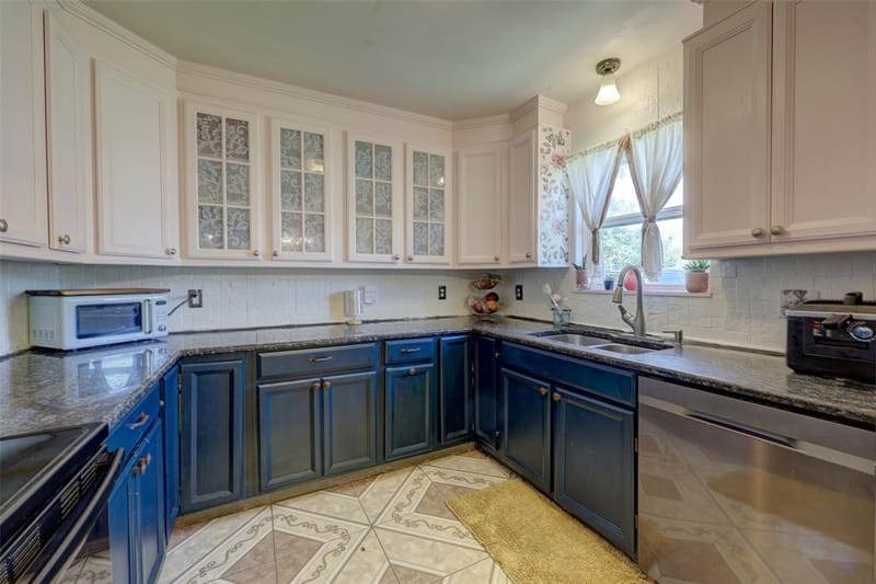 901 Elizabeth Boulevard, Granbury TX 76048 - Photo 7