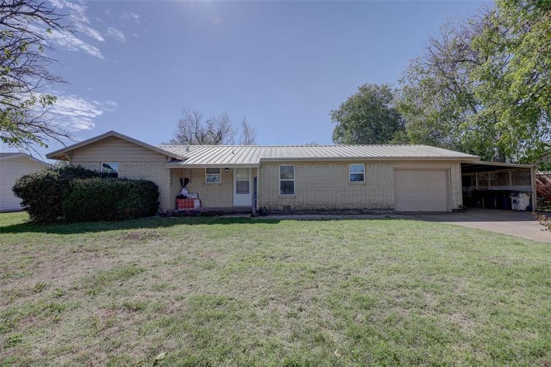 901 Elizabeth Boulevard, Granbury TX 76048
