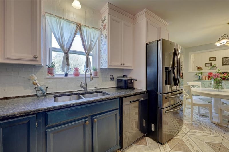 901 Elizabeth Boulevard, Granbury TX 76048 - Photo 8