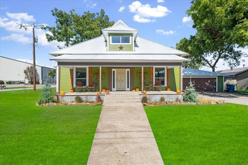 300 E 3rd Street, Blooming Grove TX 76626 - Photo 2