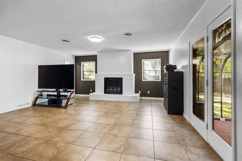 1826 Cunningham Street, Irving TX 75062 - Photo 9