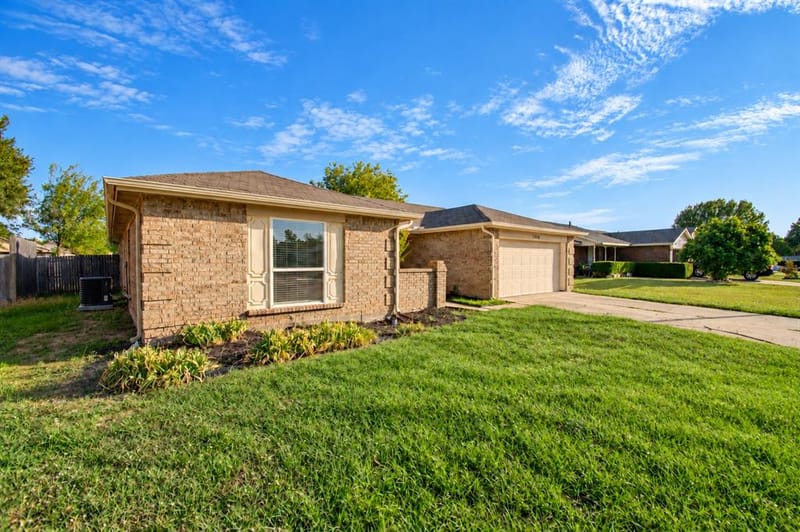 3018 Meadow Creek Court, Grand Prairie TX 75052 - Photo 2