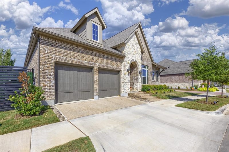 2055 Spotted Fawn Drive, Arlington TX 76005 - Photo 2