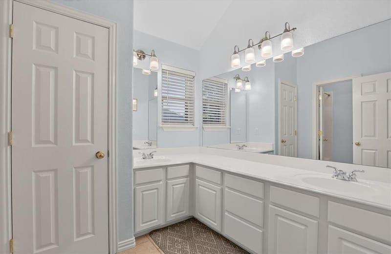 204 Castle Hill Drive, Burleson TX 76028 - Photo 20