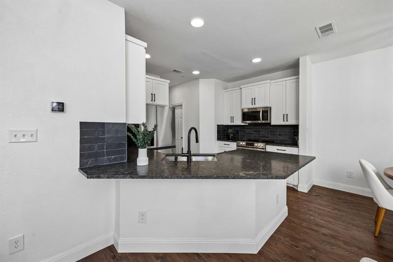 916 Avondale Lane, Plano TX 75025 - Photo 10