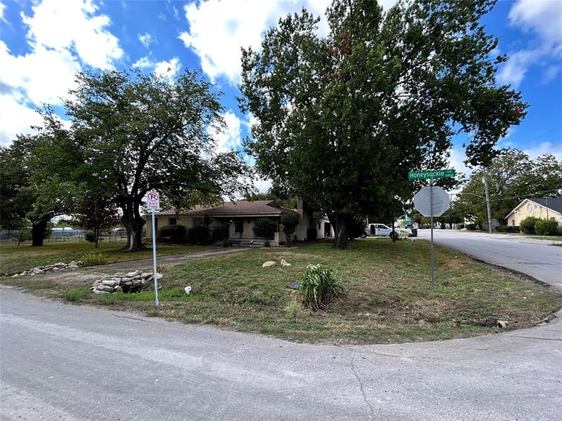 8407 Honeysuckle Lane, Dallas TX 75241 - Photo 2