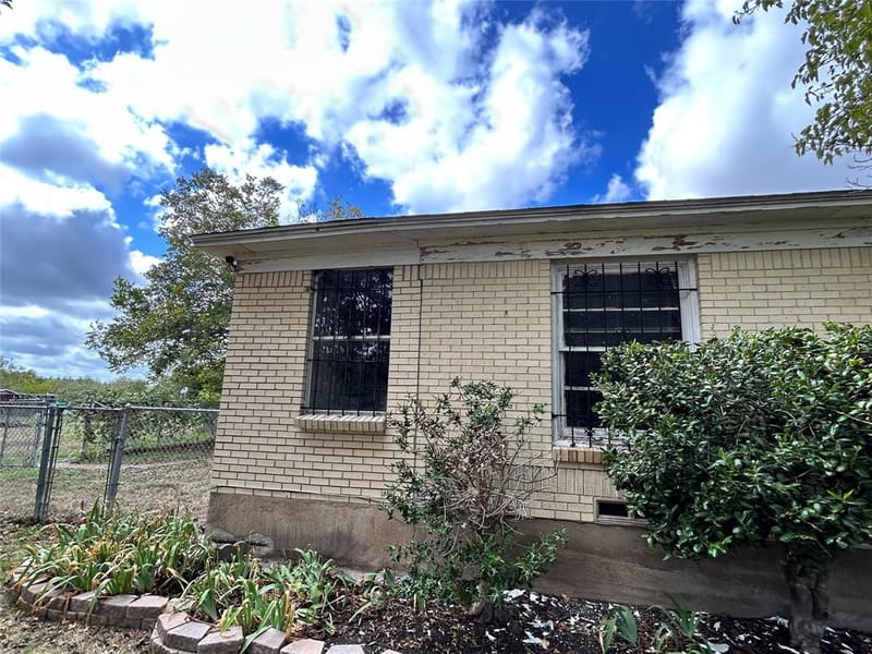 8407 Honeysuckle Lane, Dallas TX 75241 - Photo 21