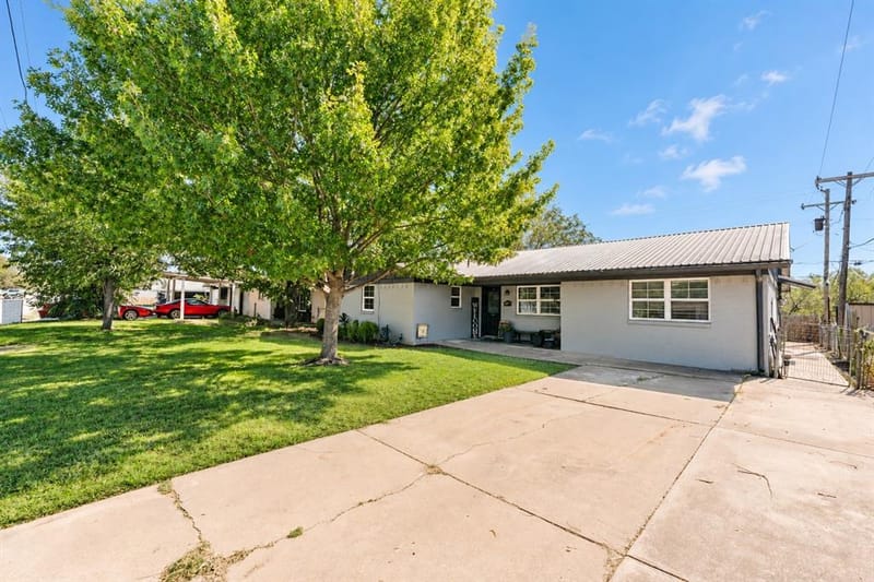2106 SE 21ST ST, Mineral Wells TX 76067 - Photo 2