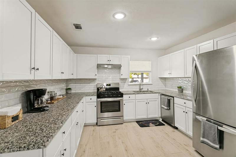 1306 E Lovers Lane, Arlington TX 76010 - Photo 10