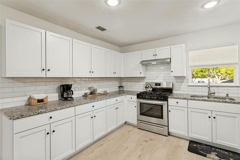1306 E Lovers Lane, Arlington TX 76010 - Photo 11