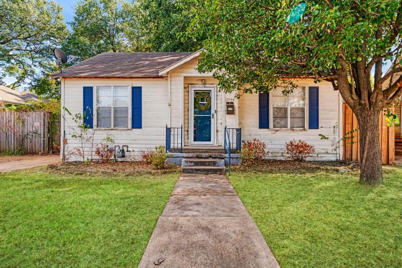 2044 Cleveland Street, Paris TX 75460 - Photo 2