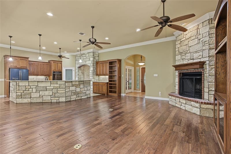 6104 Temple Oaks Court, Granbury TX 76049 - Photo 16