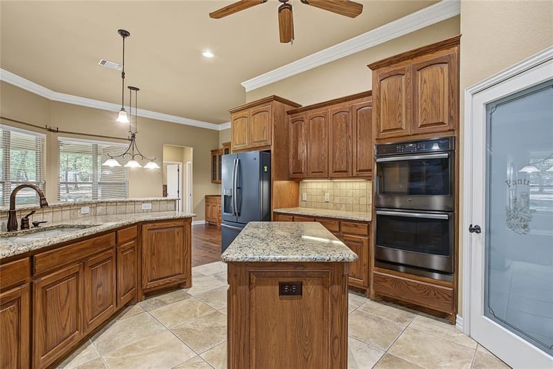 6104 Temple Oaks Court, Granbury TX 76049 - Photo 22